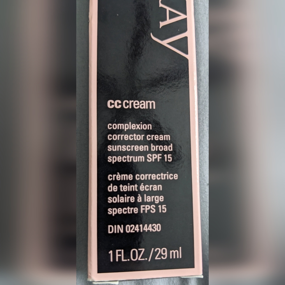 Mary Kay CC Cream - Complexion Corrector Cream Sunscreen Broad SPF15 - Picture 2 of 8